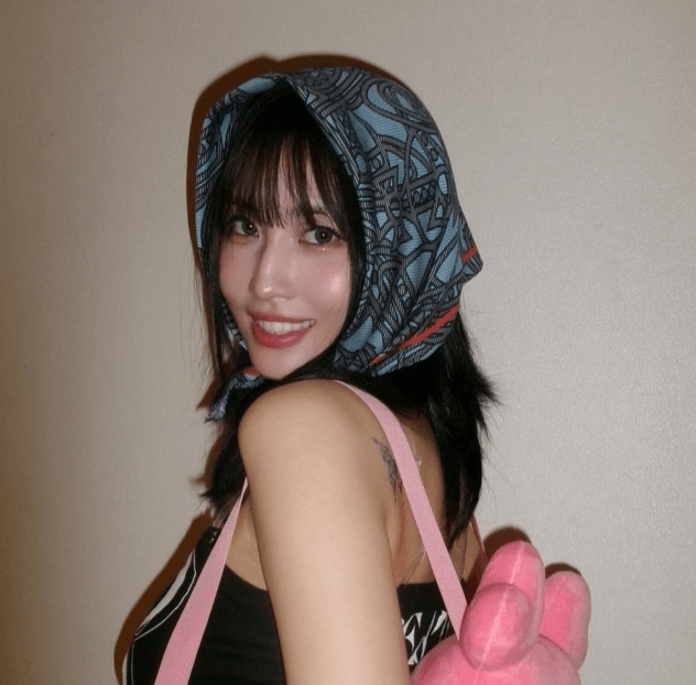 TWICE・モモがラブリと共に笑顔でファンを魅了