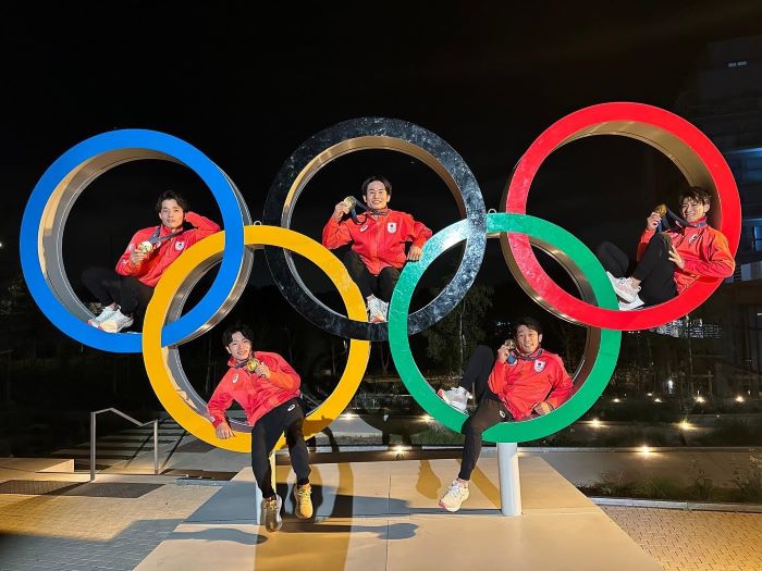 金メダル獲得の体操男子チーム 仲良しショットを公開！