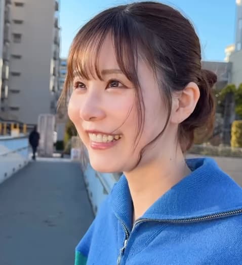 「透明感ありすぎ！」有村藍里、透き通る青空の下で透明感満載の笑顔を披露！