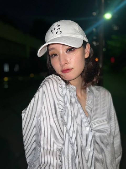 剛力彩芽、夜のストリートに映えるしふくの美学で静けささえも着こなし