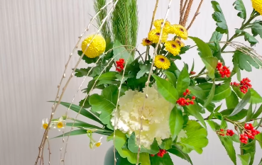 田原萌々アナウンサー、新年の生け花作品を披露「幸せいっぱいの一年に」