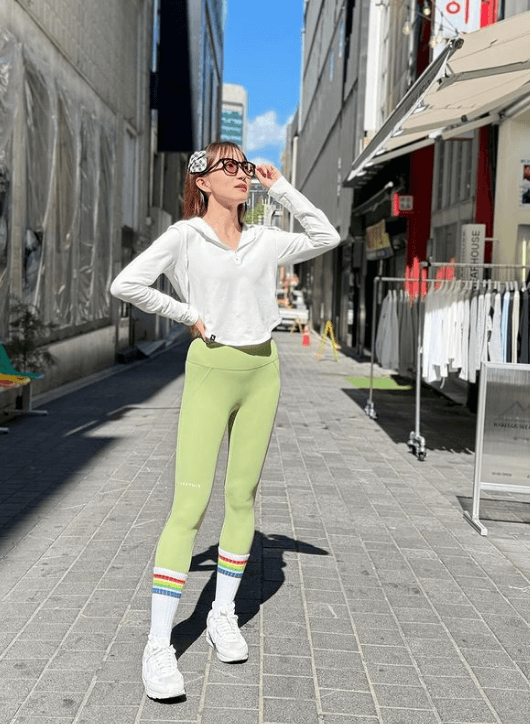 美人アナ・長谷川朋加、路地で魅せた激カワなスポーティールックが眩しすぎる！