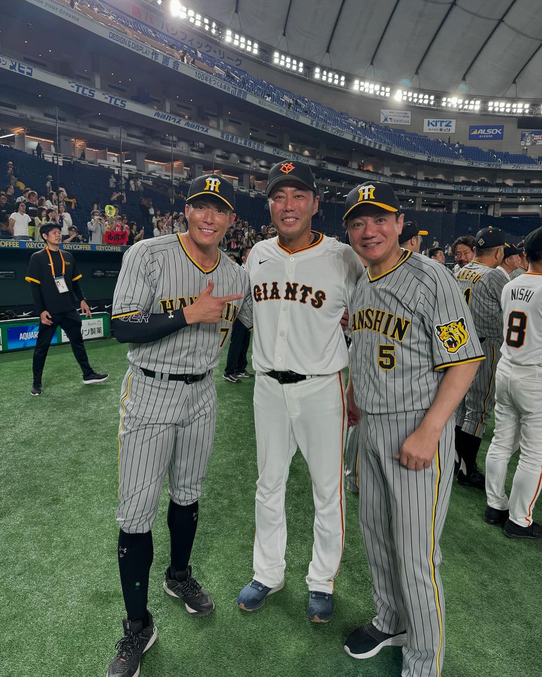 「挟まれちゃった」上原浩治が”懐かしい顔ぶれ”との豪華3ショットを披露！