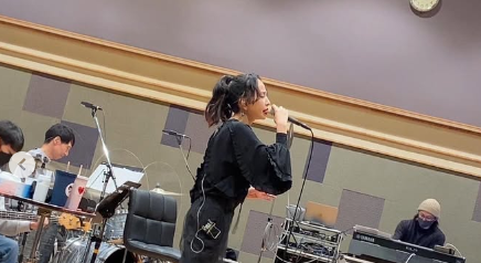 中島美嘉、「リハーサルでみんなと集まるとやっぱり楽しい」笑顔のショットにファン歓喜！！