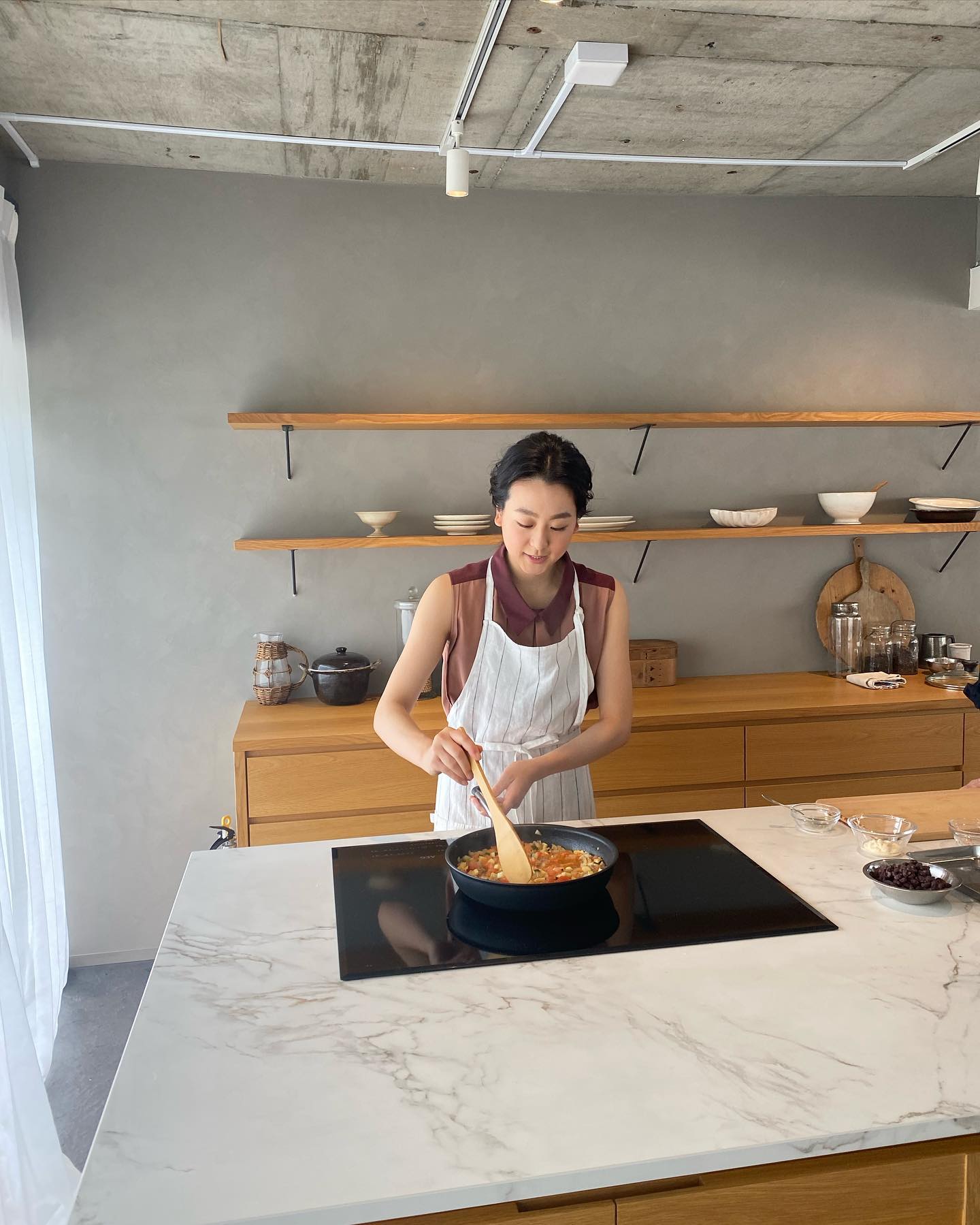 「白いエプロンが凄くお似合い✨」浅田真央さんの料理姿が話題に！