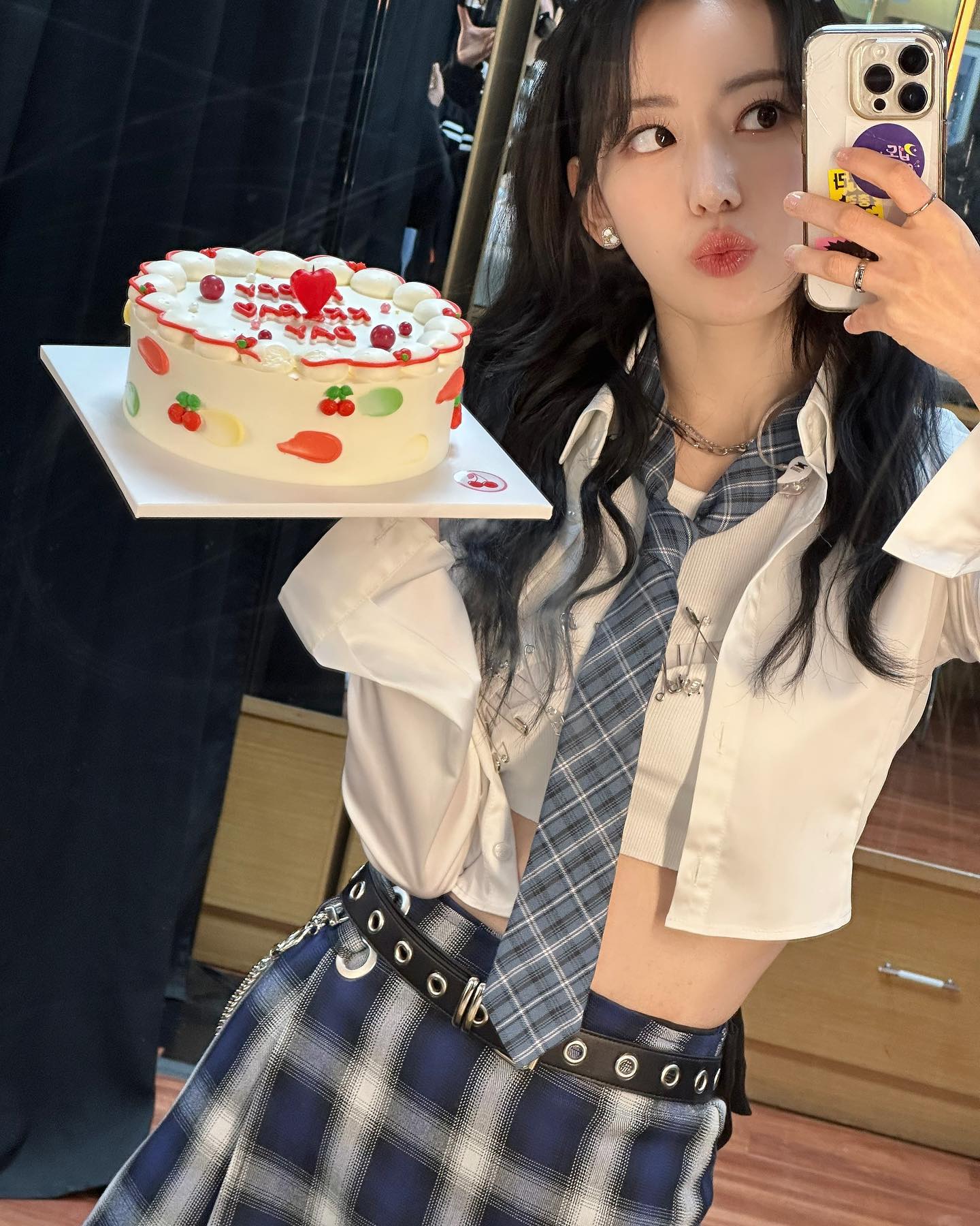 宮脇咲良が誕生日ショットを公開📸💕鍛え抜かれた腹筋がチラ見え👀