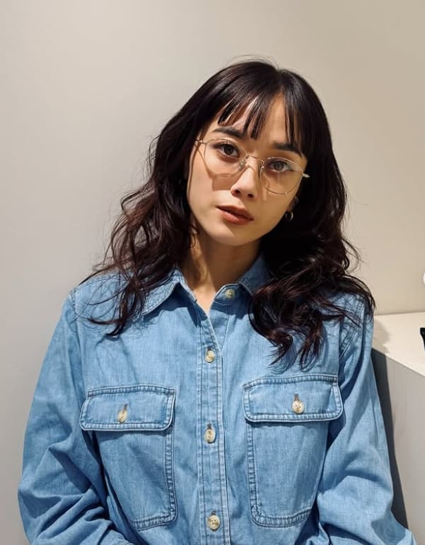 「髪の毛まいてるのが似合いますね」宮城舞のメガネコーデを覗き見！！