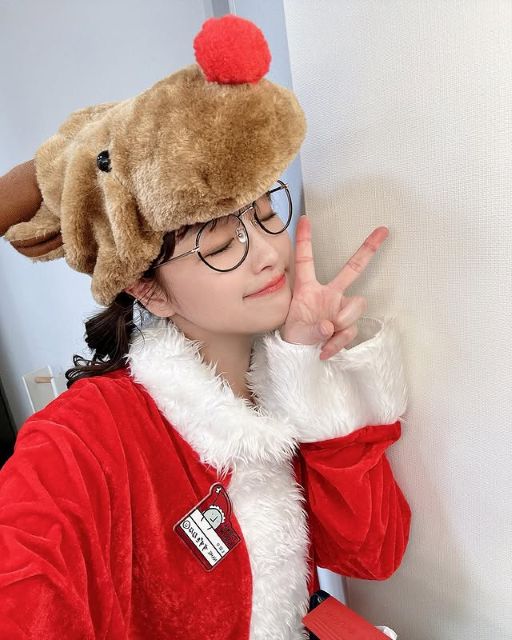 鈴木奈々、クリスマスイブの「おやすみなさい」ショットは