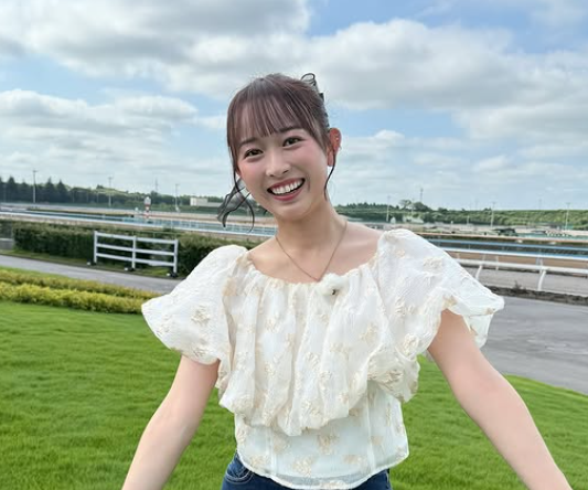 「本当に暑い！」田辺ソラン、真夏の美浦トレセンから笑顔でリポート