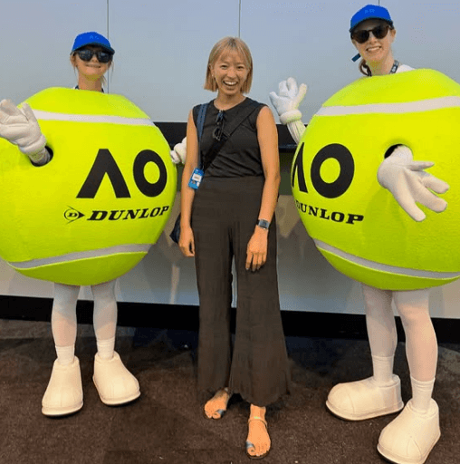 「羨ましい、楽しそう！」金髪テニス美女子の全豪オープン観戦記！ユニークショットも披露しファン歓喜！「So Cute」