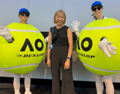 「羨ましい、楽しそう！」金髪テニス美女子の全豪オープン観戦記！ユニークショットも披露しファン歓喜！「So Cute」