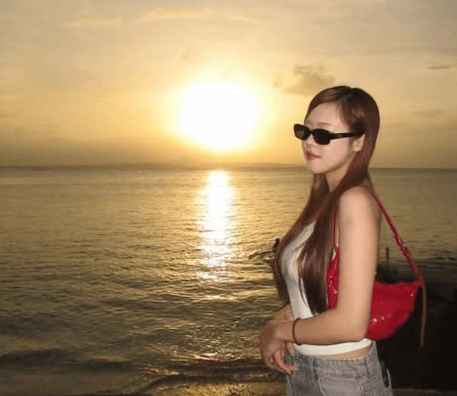 人気インフルエンサー・になに、海辺の夕日ショットに反響殺到！「美しすぎる」