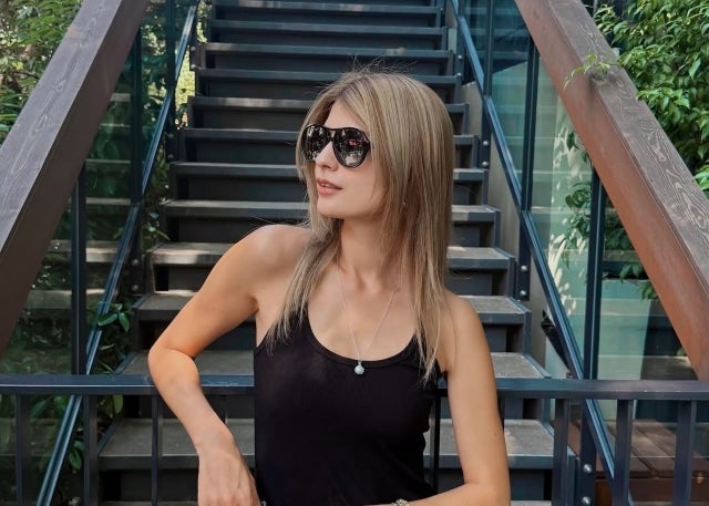 マギー、「東京にいると黒が着たくなる」と投稿。都会的モード感あふれる最新ショットを披露