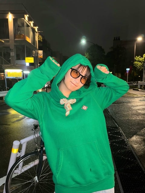 "圧倒的グラマラスボディ"の激カワグラドル、パーカー×お茶目ポーズなスマイルショットにファン「カワユス」