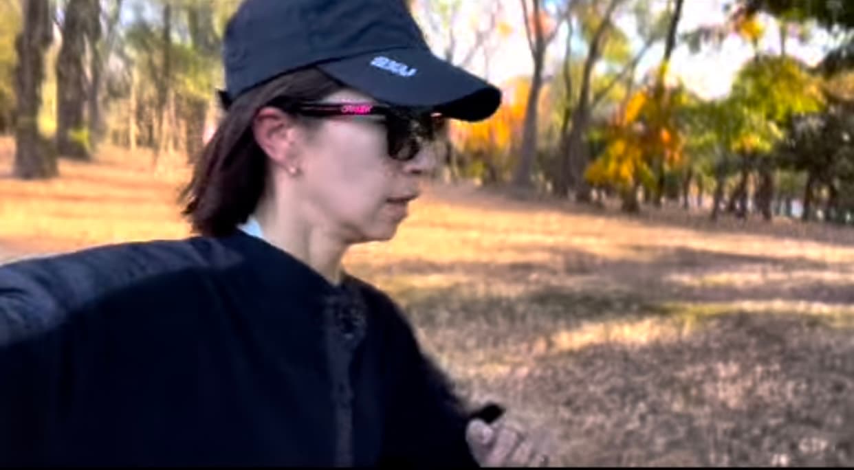 安田美沙子、紅葉を楽しみながら