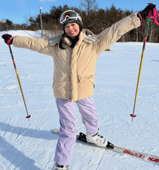 「寒い中でも可愛い」ラグビー美女子、ゲレンデで見せた天真爛漫なキュートショットにファン歓喜！「スキー板になりたい」