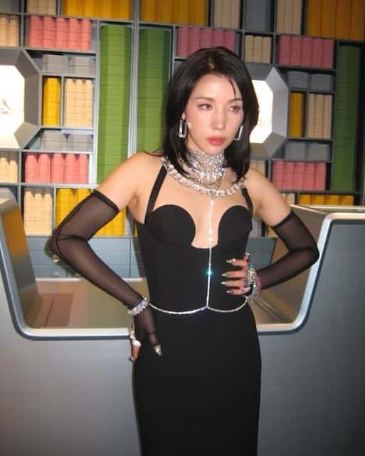 仲里依紗がスタイル抜群の美しすぎる姿を披露🖤✨