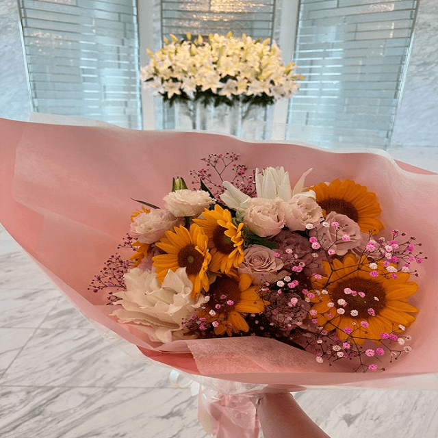 高木由梨奈、祝福の花束を受け1つ1つのコメントに感謝を述べる