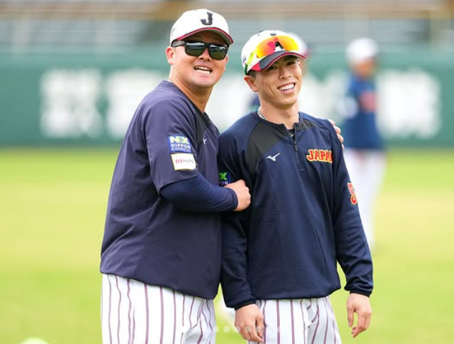 侍ジャパン宮崎キャンプで再会　中央大同期の牧秀悟＆五十幡亮汰が笑顔のツーショット