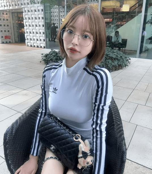 「可愛い！」美女タレント、メガネ姿の”スポーティー・ウェアショット”を街角で公開！キュートすぎると話題に「LOVE YOU」