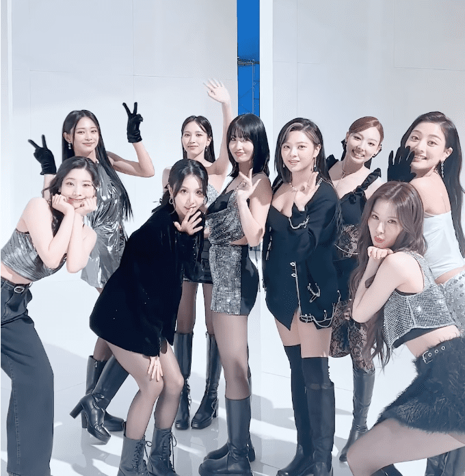 TWICEが全員集合!!新曲『ONE SPARK』のダンス動画を披露♡