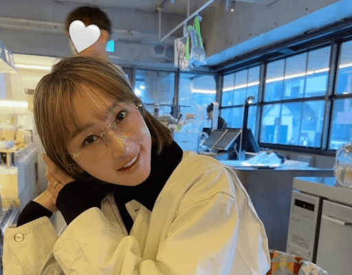 「ゴルフ中止だよ…」美女ゴルファー、訪れたカフェで”レア・眼鏡ショット”を見せファン眼福状態！「はあ〜かわいい〜」