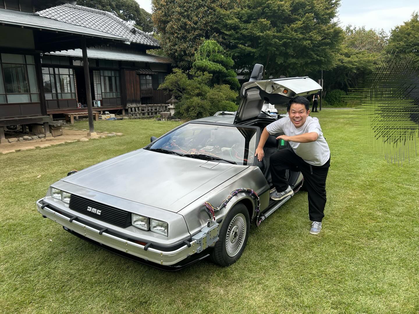 話題の企画で大人気、ダイアン津田　名車との2ショットに反響