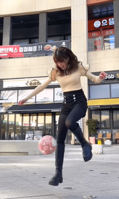 サッカー激ウマ女優・眞嶋優からクリスマスプレゼント『黒ストショーパンブーツでリフティング』ムービーにファン歓喜！