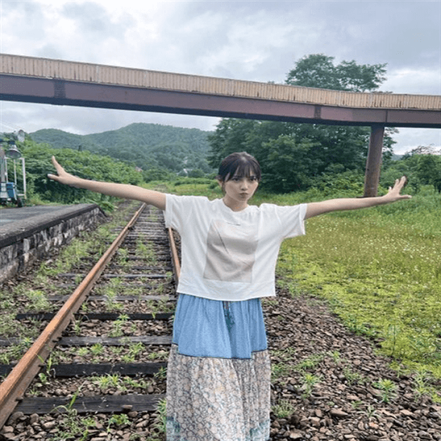 桃月なしこ、週刊少年マガジン表紙記念の傍ら、両手を広げるワンカットを公開