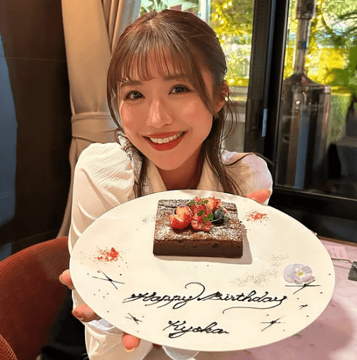 「綺麗すぎて見惚れます」美女タレント、東京タワー前のレストランで”バースデー・ショット”を披露！「めちゃめちゃ綺麗になってく」
