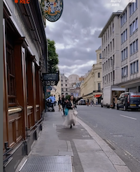 人気女優の投稿に映る女性は誰？「こんな可愛くロンドンを駆ける女性がいるのか」と悶絶の声殺到