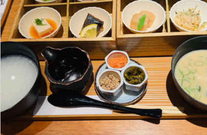 尾木ママ、羽田空港でおかゆ定食を堪能！「講演頑張ってきますね♪」