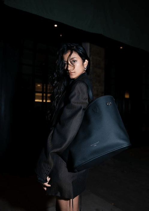 ローラ「お気にのレストランで夜遊び！？」近影のナイト・ショットが美麗すぎて話題に