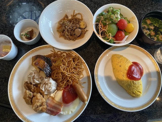 クロちゃんは朝バイキングから大暴れ❗️おかずだけとは言いつつも...？