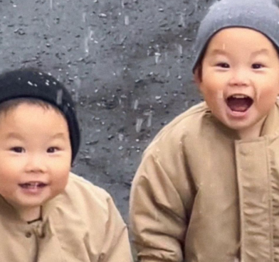 「2歳になりました」“滑舌悪い芸人”諸見里大介、双子の息子を公開