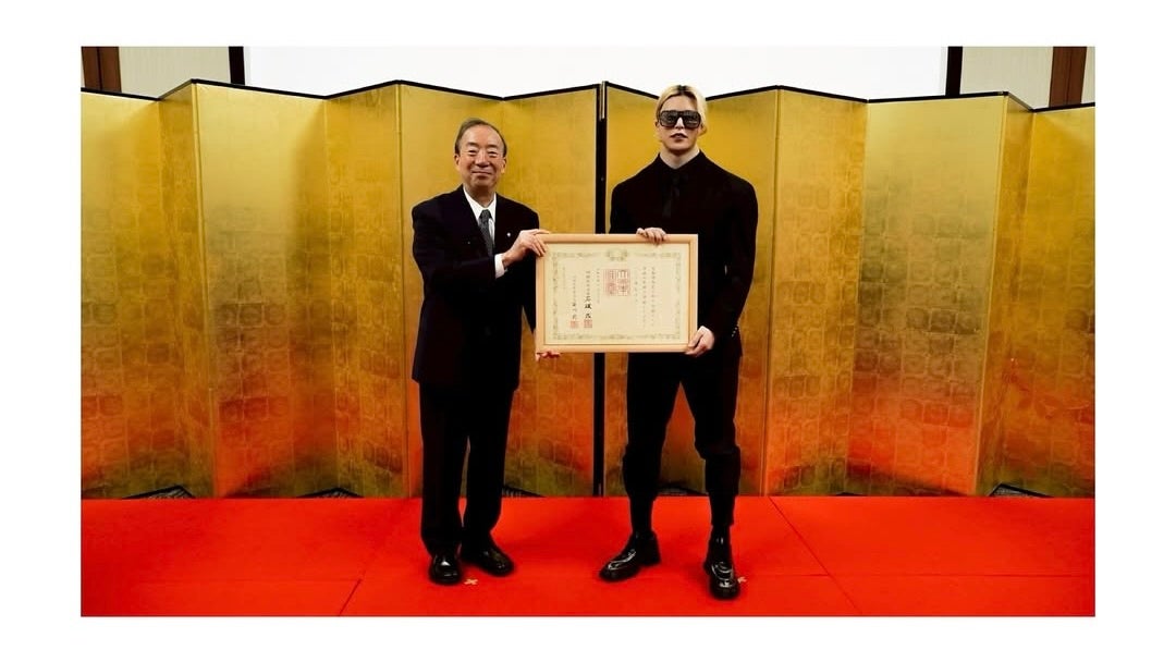 ローランドが紺綬褒章を受章！“ホストという仕事”への誇り