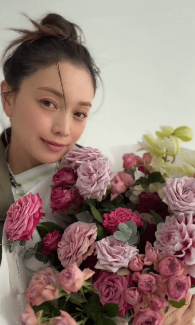 蛯原友里、花束のプレゼントににっこりスマイル！相変わらずの美しさにファン脱帽！？