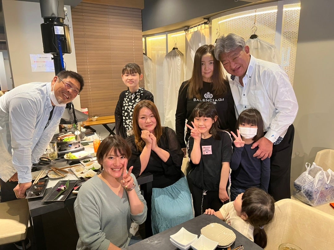 🌈華原朋美さんが親戚一同で焼肉へ✨“おばけみたいな”ショットも👻