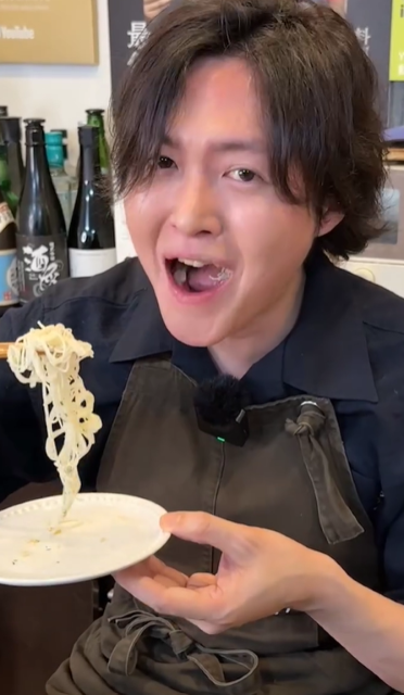 ニンニク大量投入！料理研究家・リュウジの油そうめんが「だしの塩味だから美味しそぉ〜」と話題に！