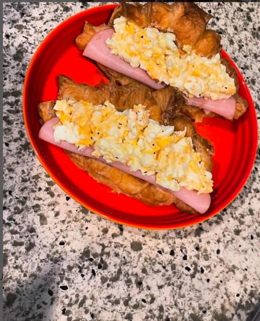 佐藤仁美　ボリューミーなサンドイッチ