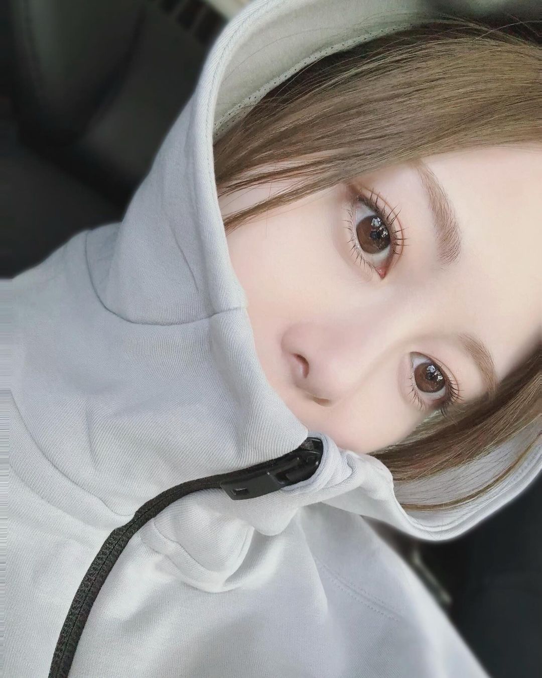 白石麻衣がパーカーを着こなすショットに「透明感がえぐい」