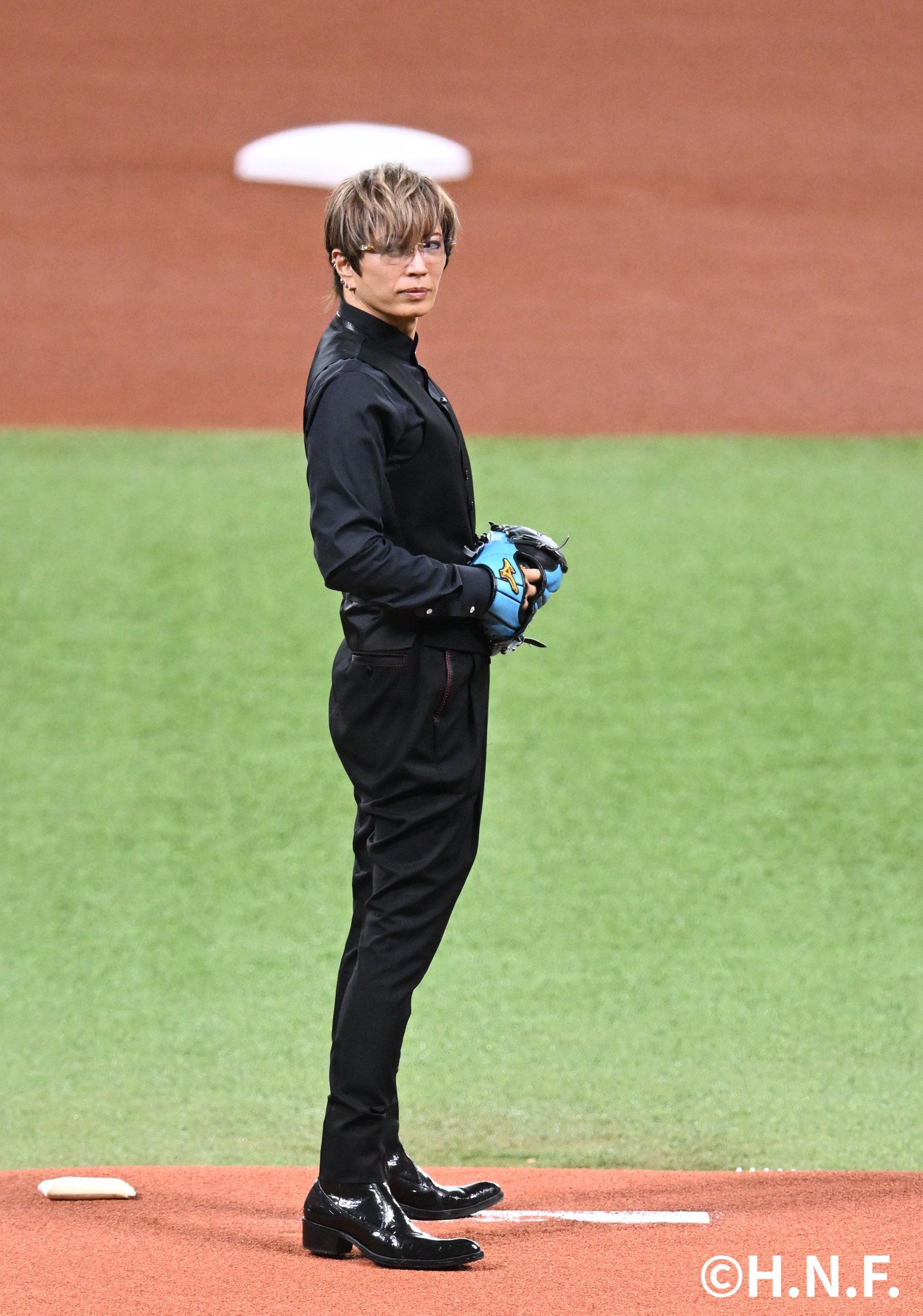 GACKT 去年の悪夢払拭か！？ファーストピッチはまさかの乱入者で不完全燃焼！