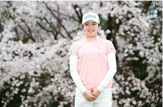 桜色コーデが春満開　堀琴音が魅せた一枚に「桜が負けてる」と反響