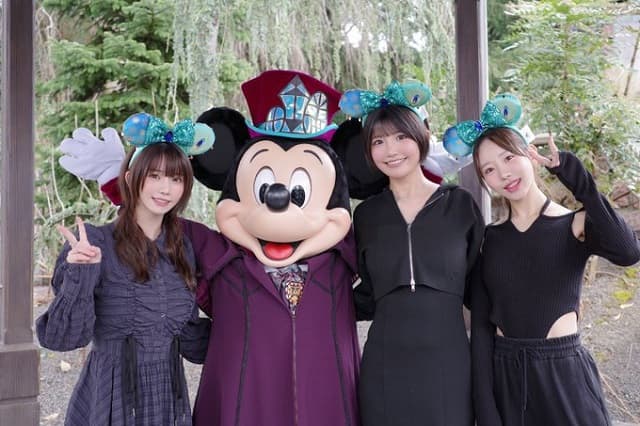 「可愛いが大渋滞」えなこが仲良しメンバーと海外で合流！パリでのディズニーショットに反響