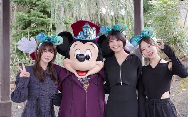 「可愛いが大渋滞」えなこが仲良しメンバーと海外で合流！パリでのディズニーショットに反響