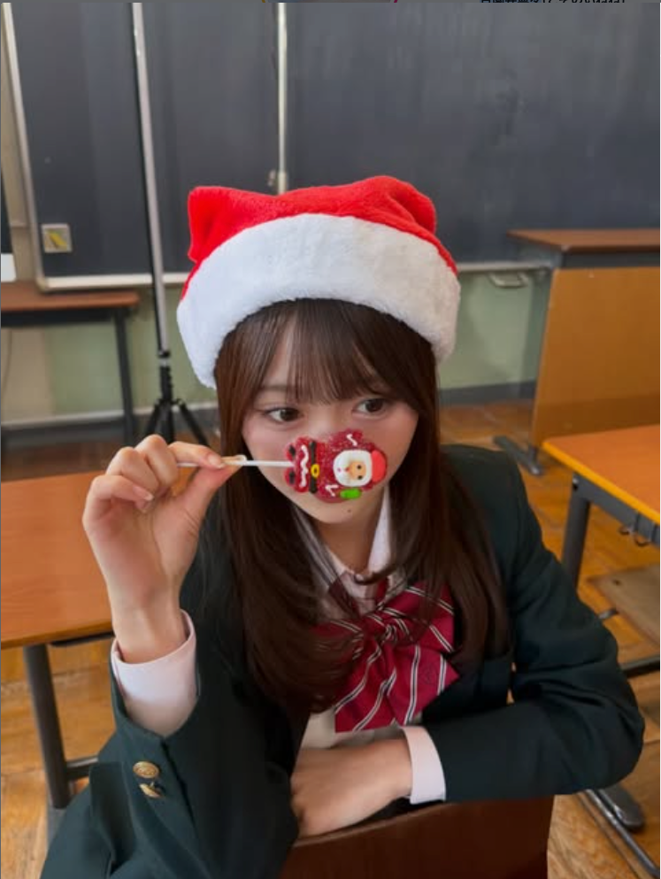 「可愛すぎるサンタさん」人気インフルエンサーのクリスマスショットが話題に