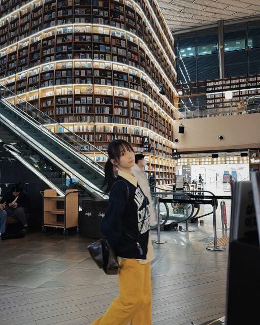 本の海に包まれて。伊織もえ、ピョルマダン図書館で魅せる知的でおしゃれなひととき！