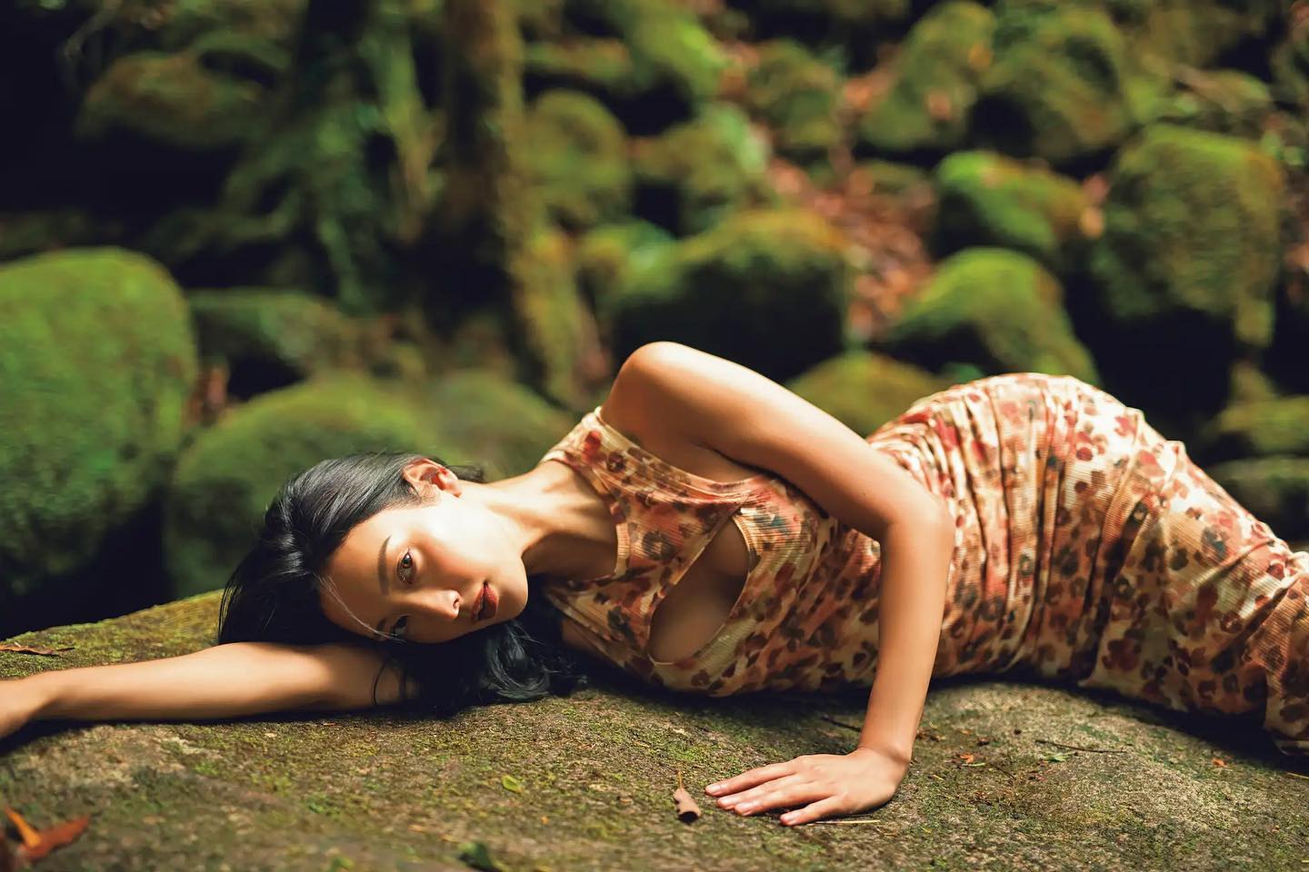 菜々緒、屋久島で大人の色気溢れるドレスを披露💋