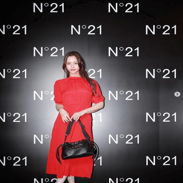 野崎萌香、「N21」の表参道 10周年パーティーへ！赤のワンピースが美麗すぎる