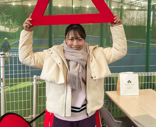 「アテンションプリーズ！」話題のプロテニス美女子、レアな”停止表示板・ショット”を披露「こんなの止まるしかあらへん」